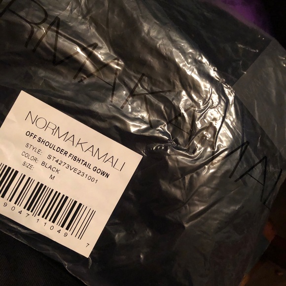 NWT Norma Kamali black velvet off shoulder gown - Picture 4 of 4